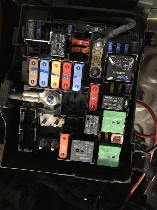 z**o请关注公众号:汽车大师4s技师彭德刚保险丝不是f11吗z**o继电器