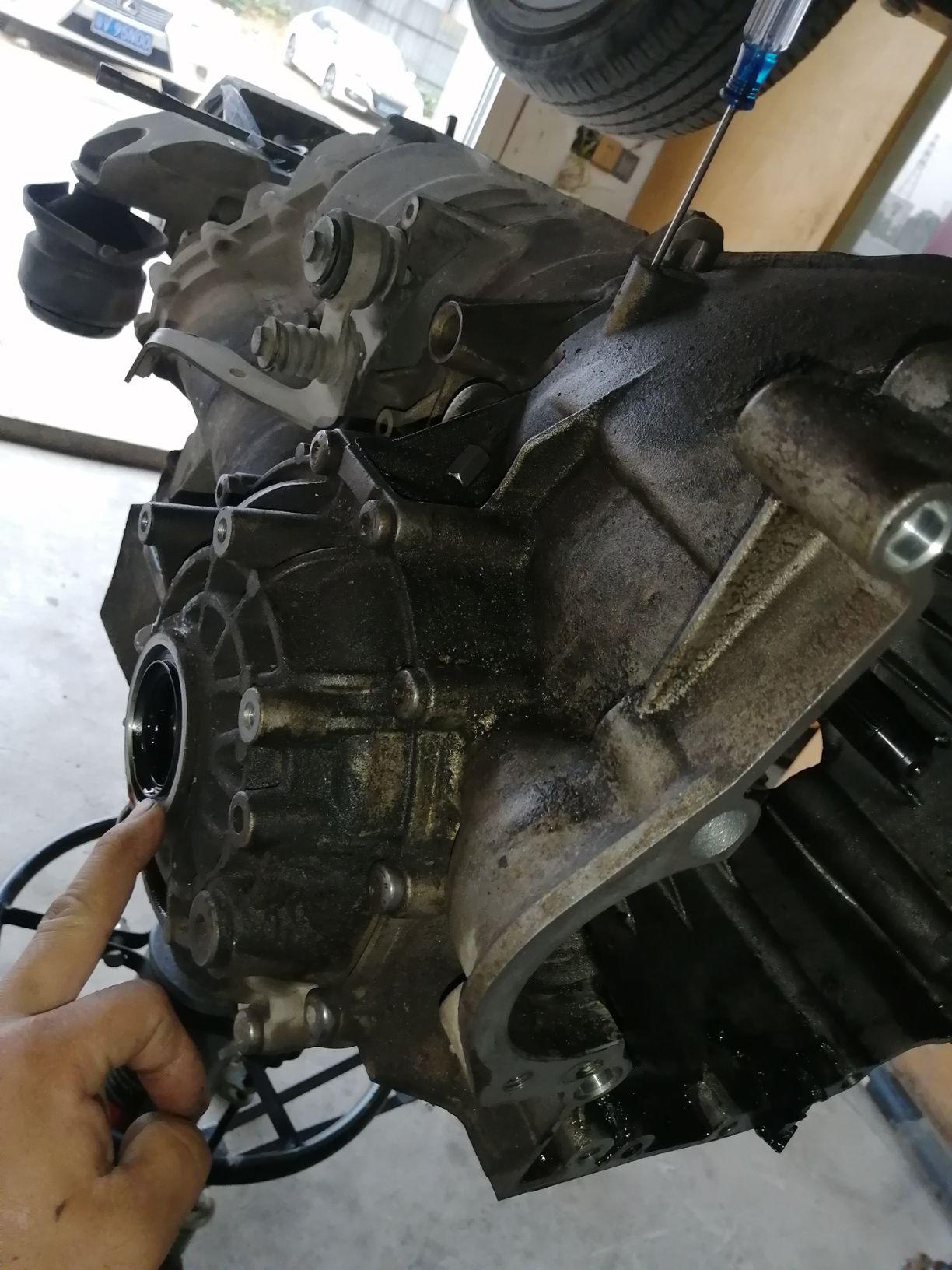 09款辉腾四驱变速箱的前驱半轴油封怎么更换6速的熟悉的师傅接题吧需