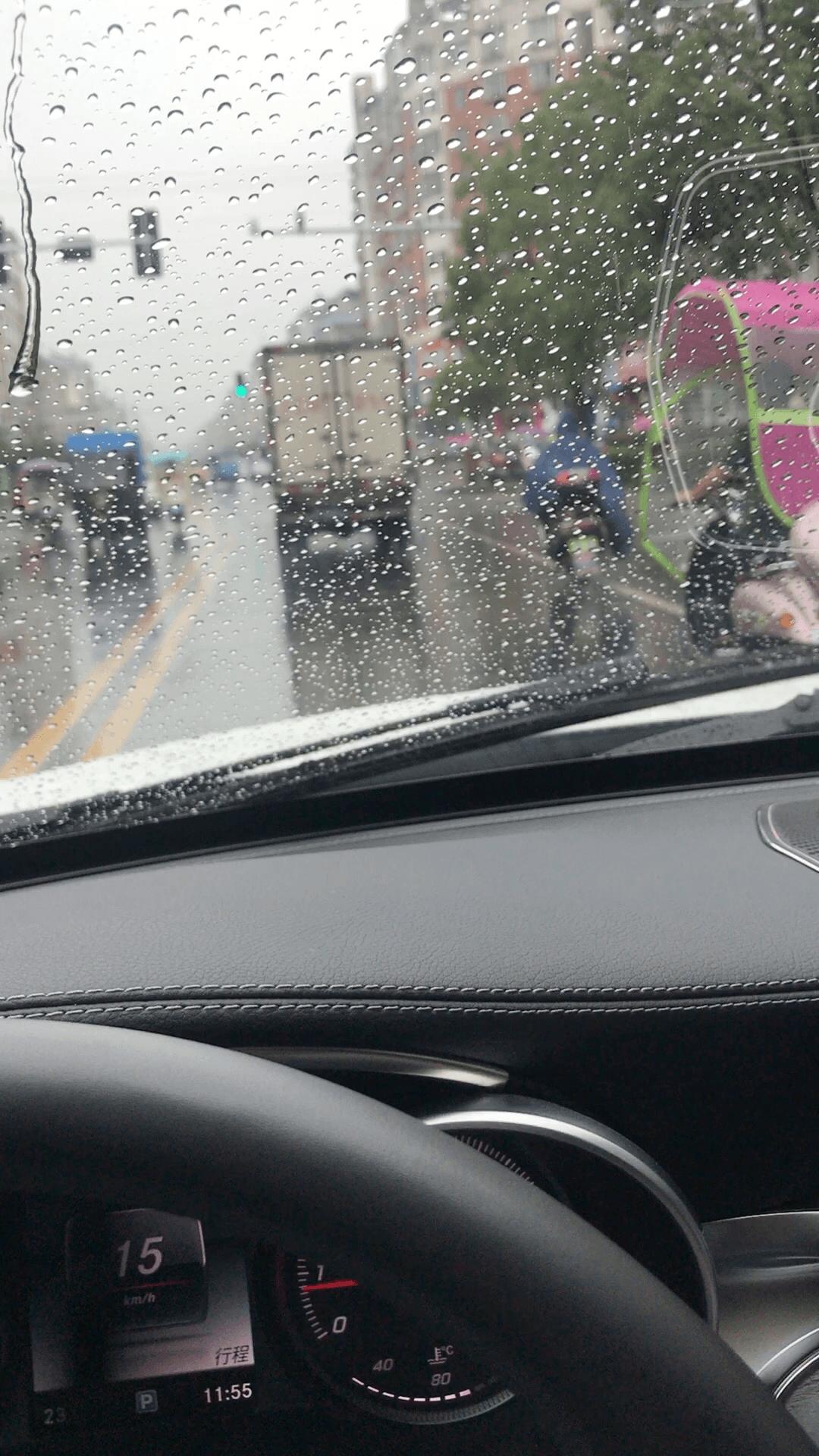 奔驰c200l我那个车下雨刮雨片挂起好响然后换了新的刮雨片还是这样