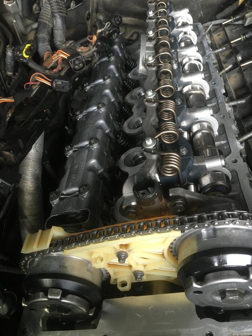 宝马老n52发动机的525猛加速的时候冒蓝烟怠速一会儿就不冒进气道有