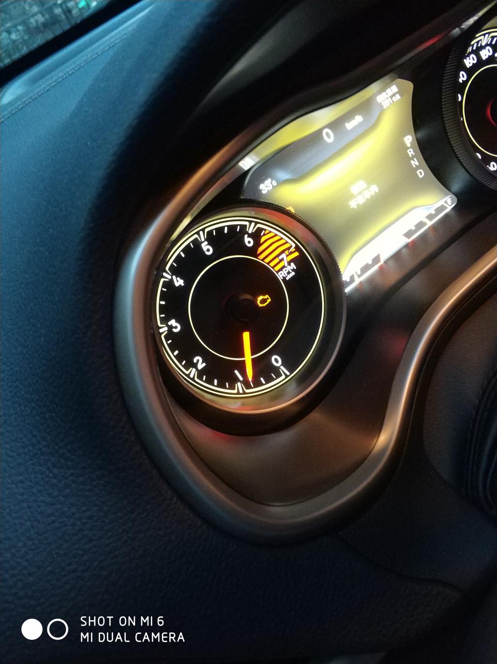 jeep2017款mil黄色指示灯亮是什么原因还有就是车钥匙放在车内为什么