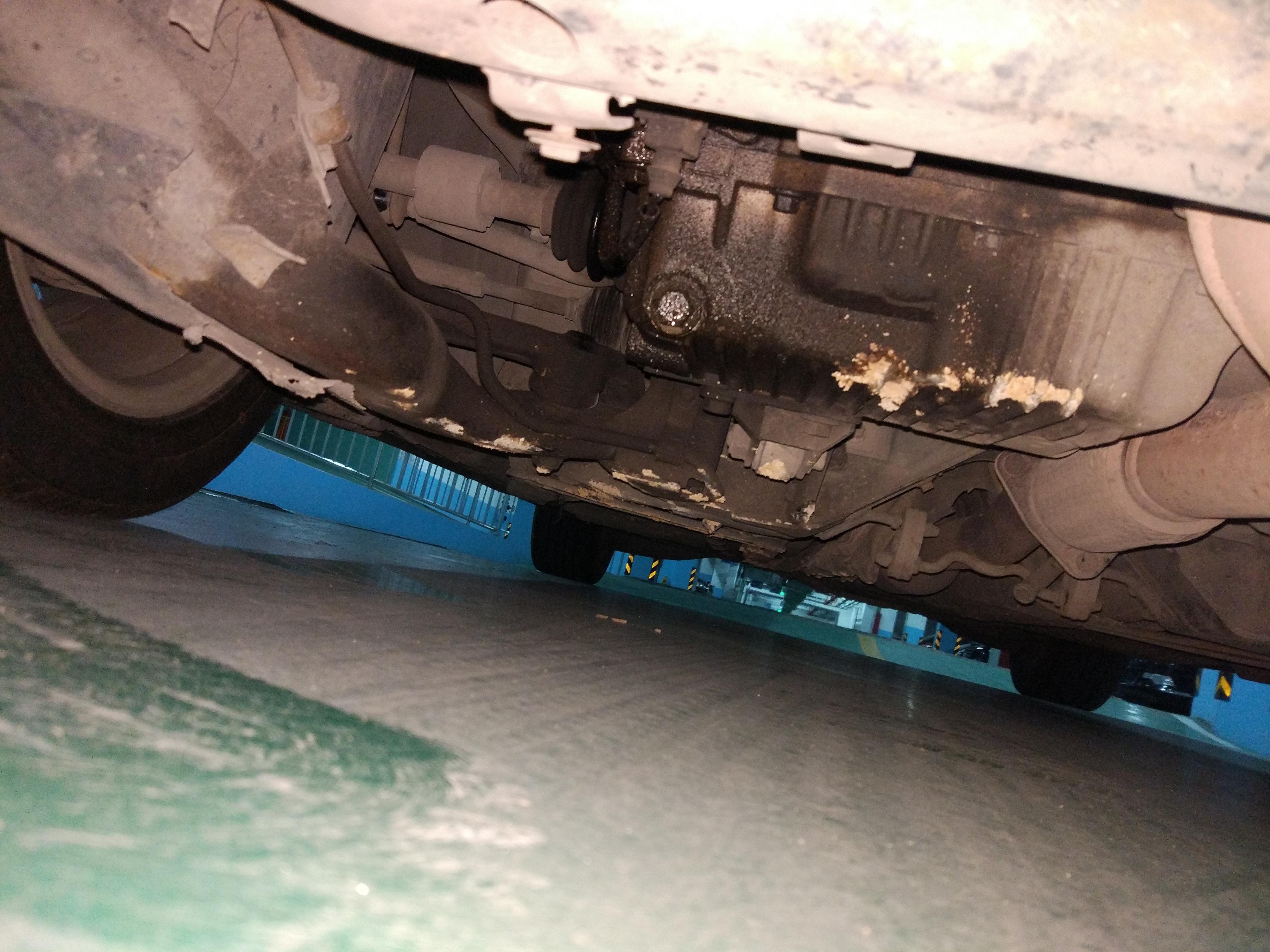 荣威550昨晚底盘磕到一块石头初步检查了底盘磕到位置没有明显破裂