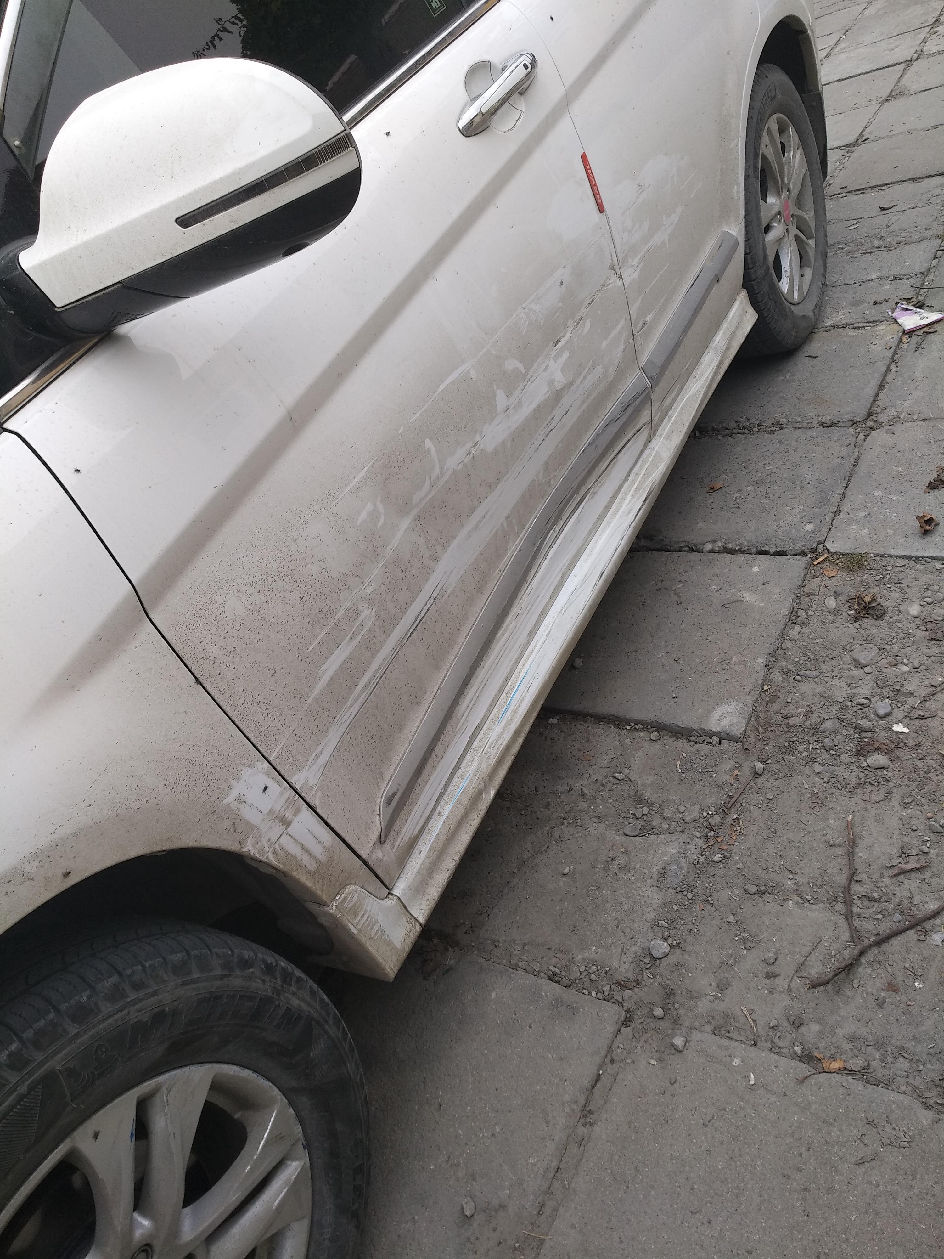 哈弗h613年升级版被撞了左前方车门底部凹陷进去大概三指半是修复好