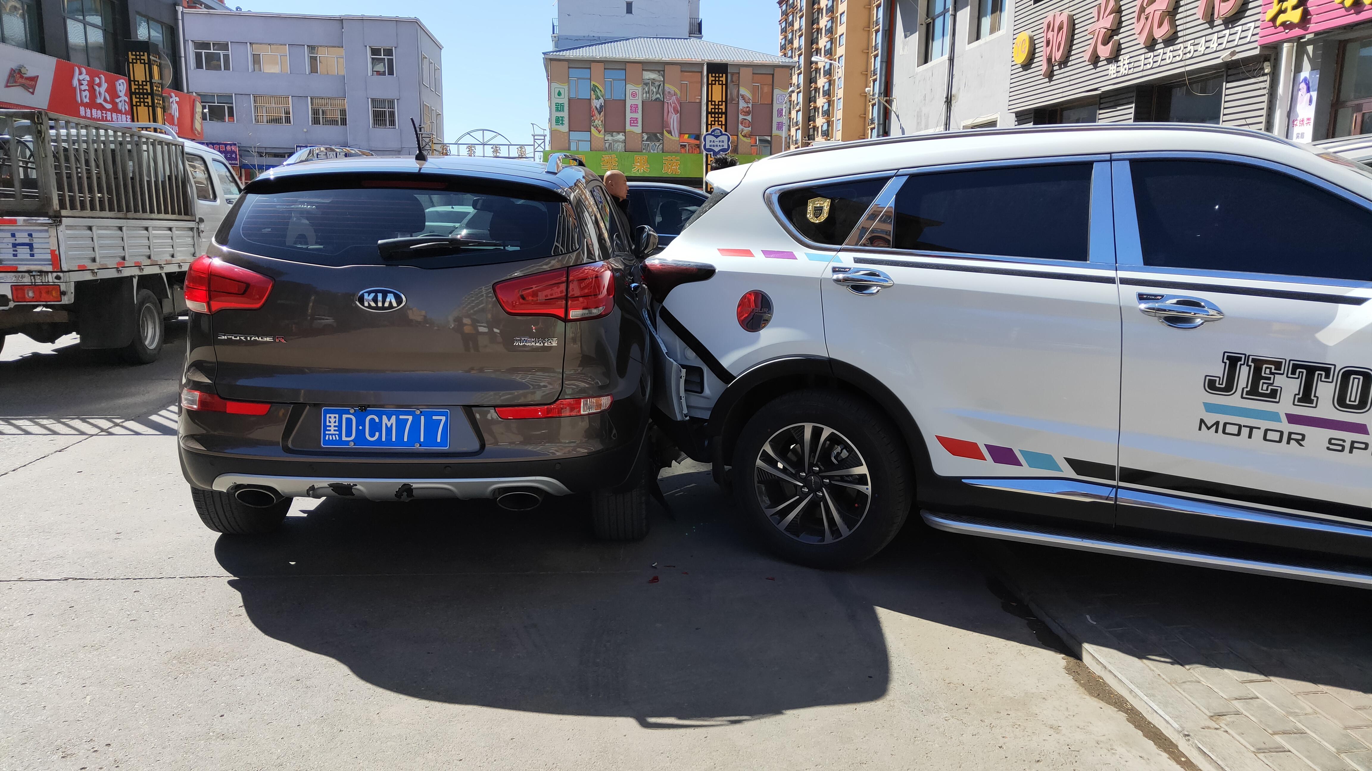 捷途x70plus后方侧面追尾后尾灯全部都坏掉后保险杠全部都掉了尾门也