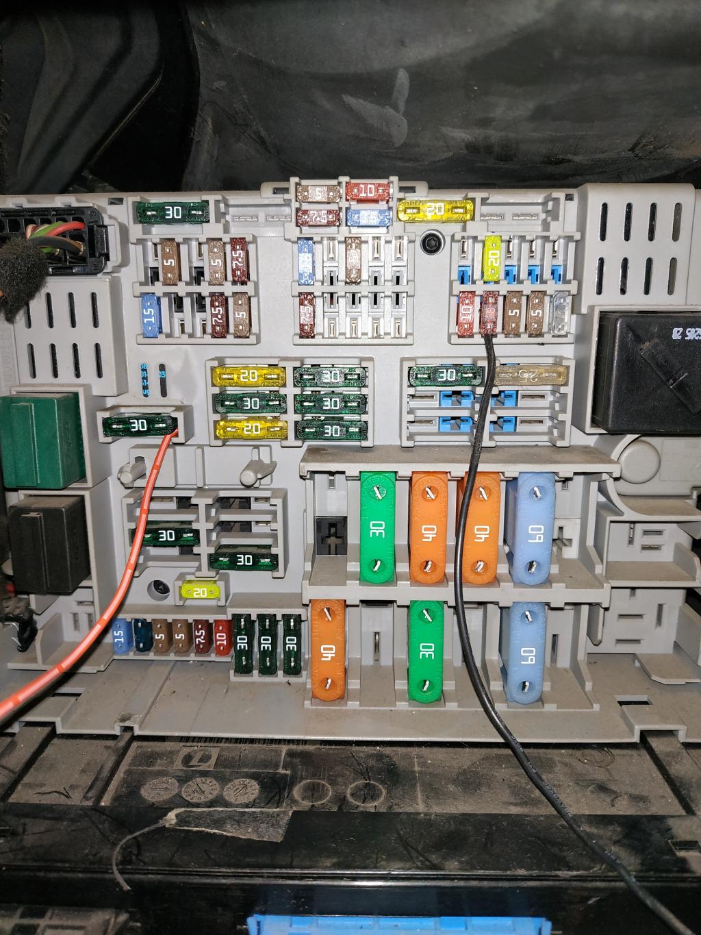 05款宝马e90中控锁保险位置