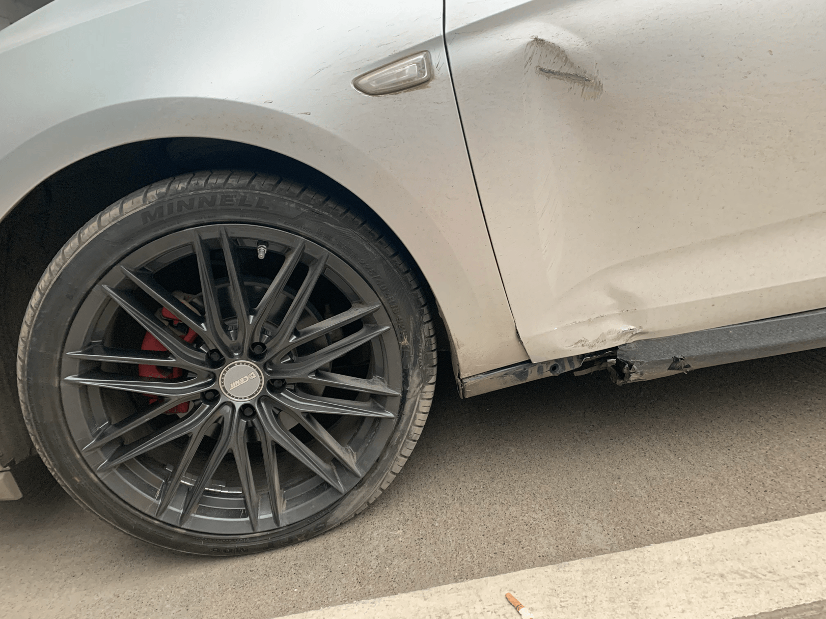 我的这辆车撞到了交通指示牌现在侧裙已经断裂店里面的方案是切割更换