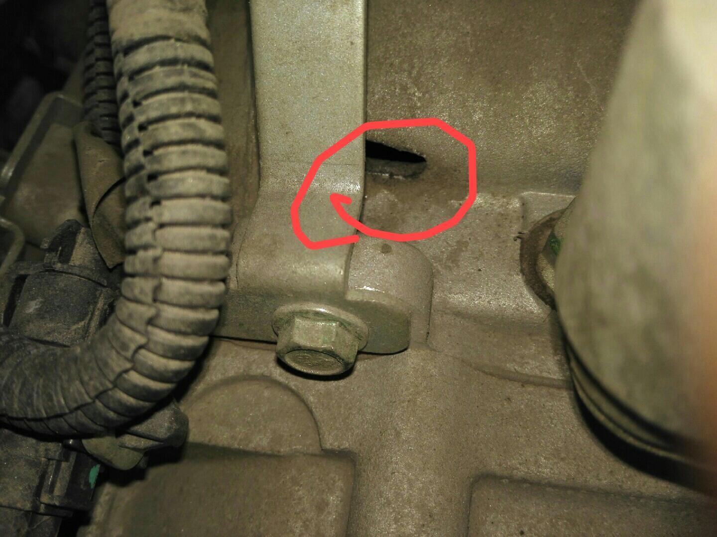 新赛欧变速箱上这个孔是通风孔吗?