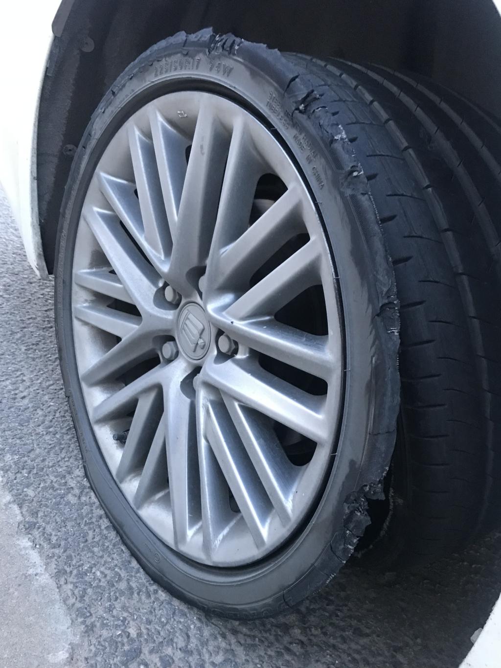 皇冠车轮胎行驶中整体炸开2017年7月购入新车正常行驶正常保养维护