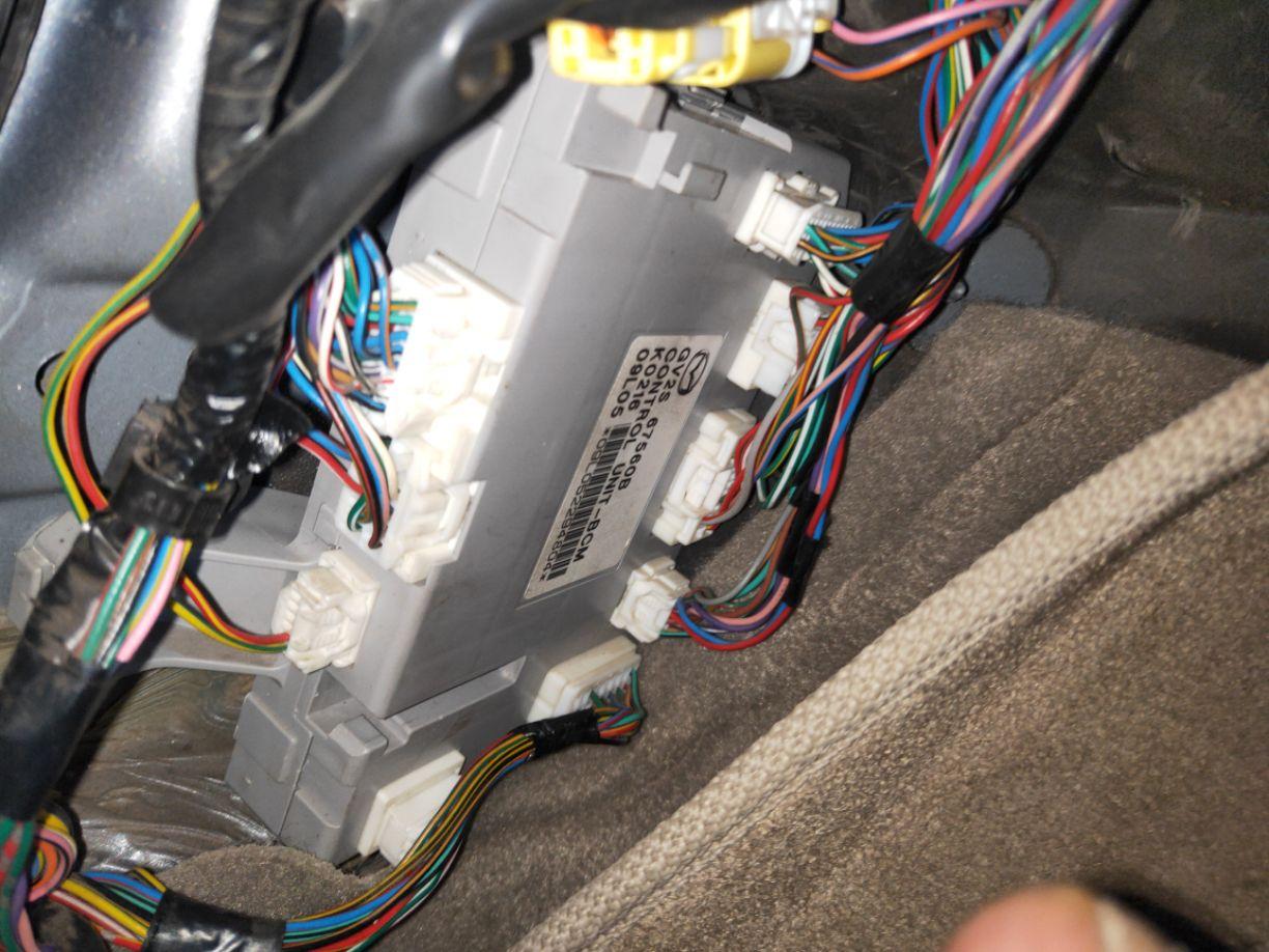 汽车大师技师李先强技师李先强找到和这个插头一样的 红圈位置就是bcm