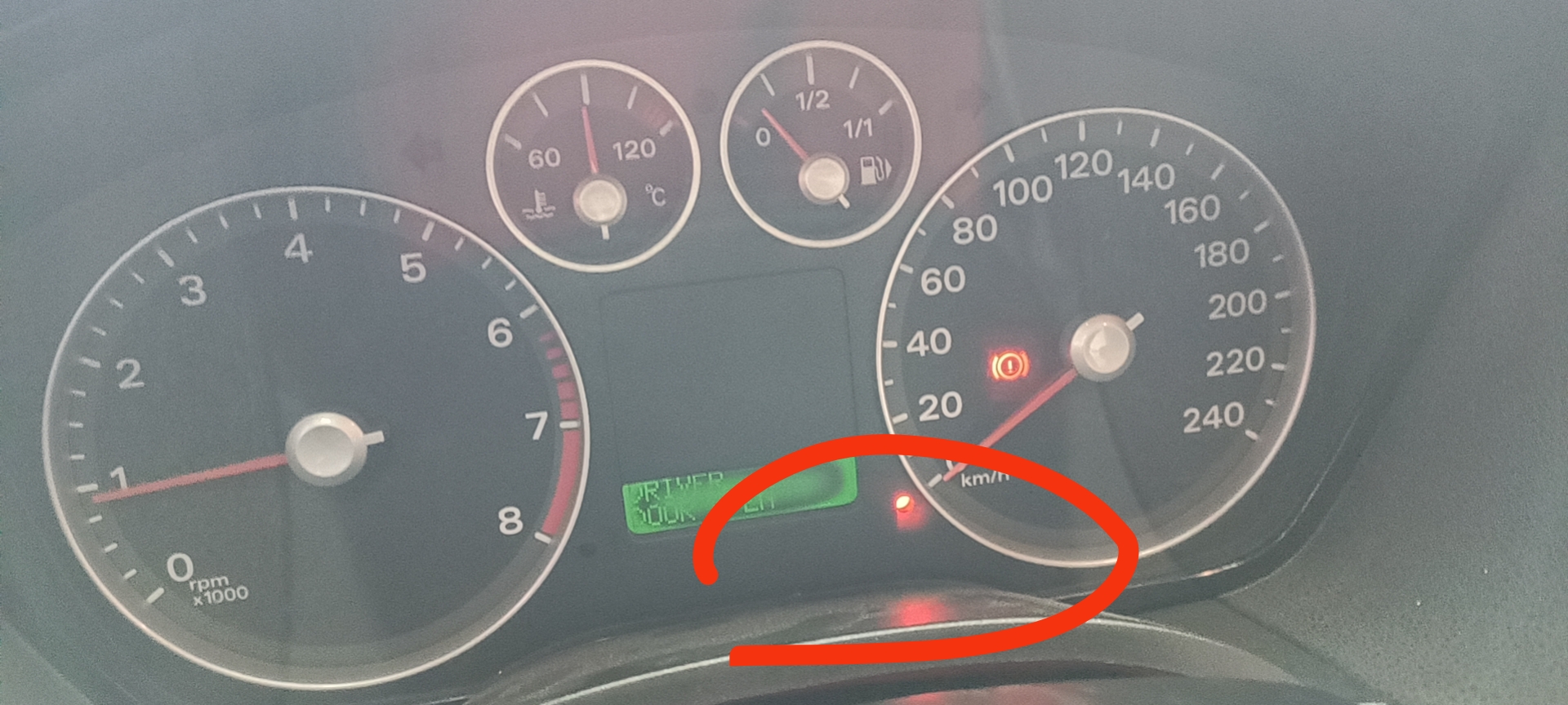 06福克斯仪表右边小红点常亮是什么意思呢   客户反应行车不会自动