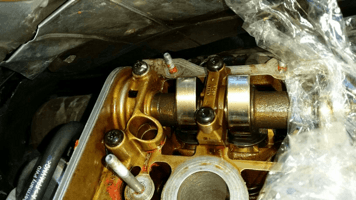 这是凸轮轴轴承盖,上面的螺钉怎么也拧不下来,这个位置,小扳手不够力