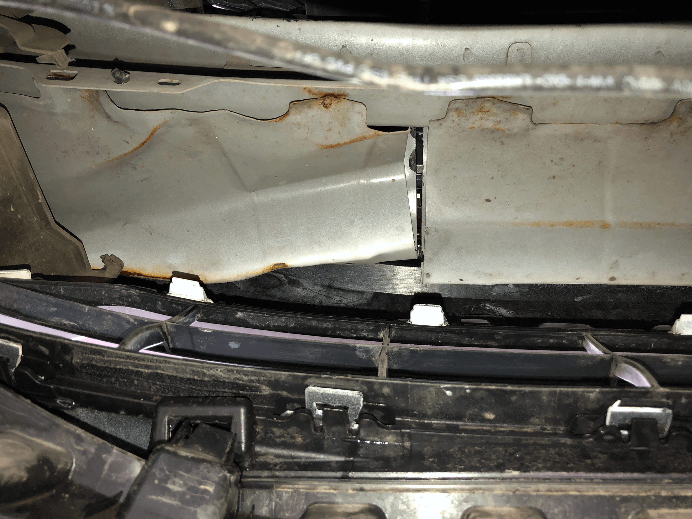 现在水箱框架下梁拖底变形了,还有前防撞梁吸能盒变形.