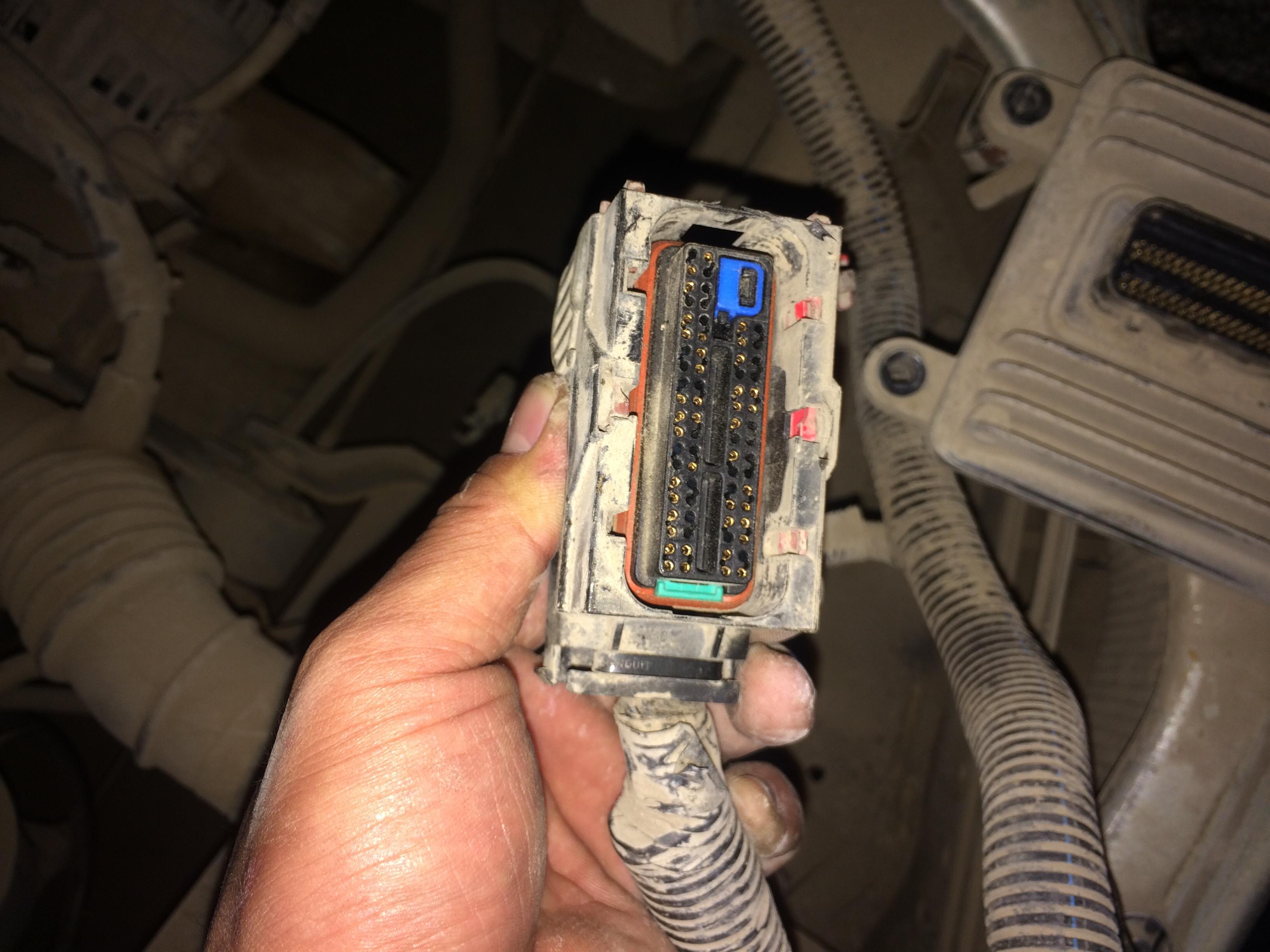 师傅你好,五菱之光进入点火线圈的三根线分别是怎么控制的?