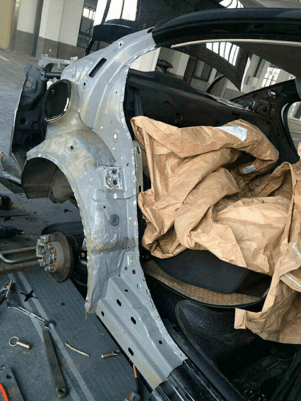 与曹建的对话 这车的c柱没有切割吧,只是换外皮吗?