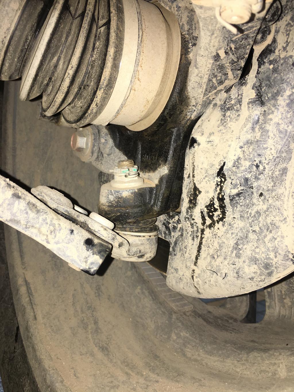 刹车油是否缺少,外球笼防尘套是否损坏,如果都没有的话不属于漏油2018