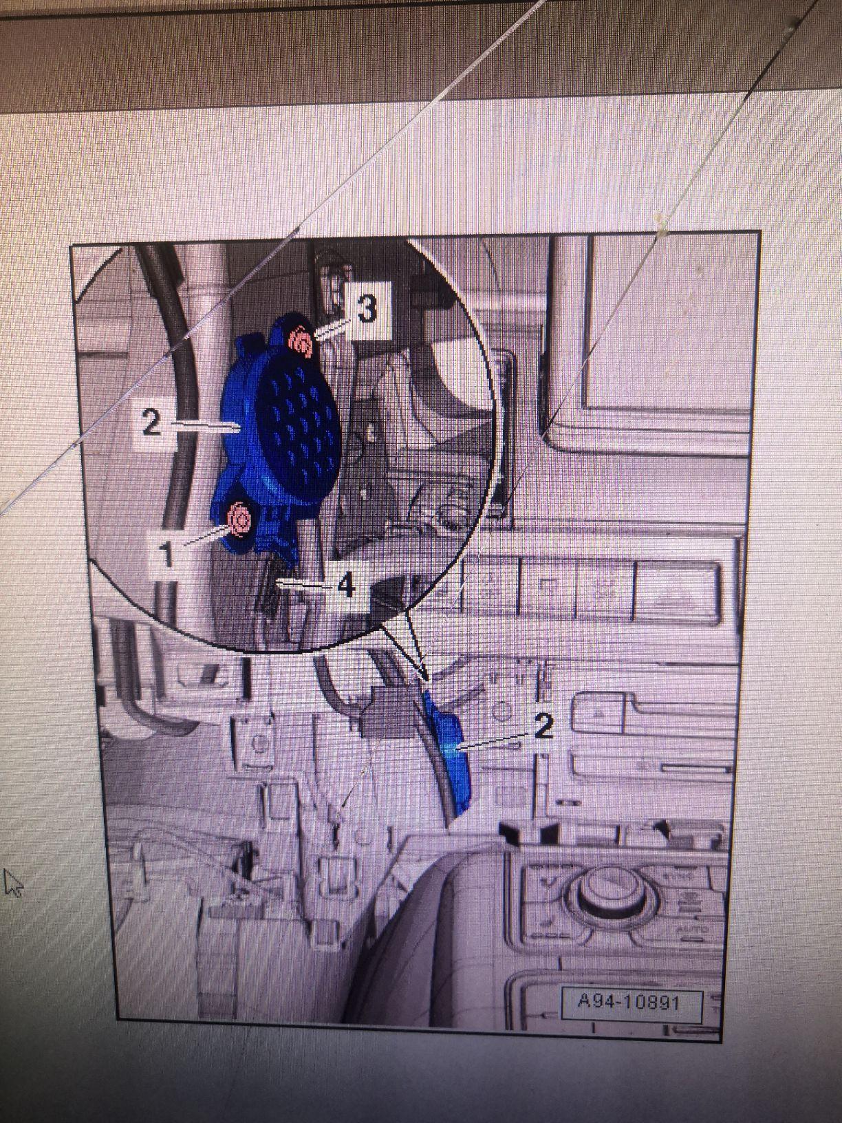 13款奥迪a8前部报警蜂鸣器在哪里