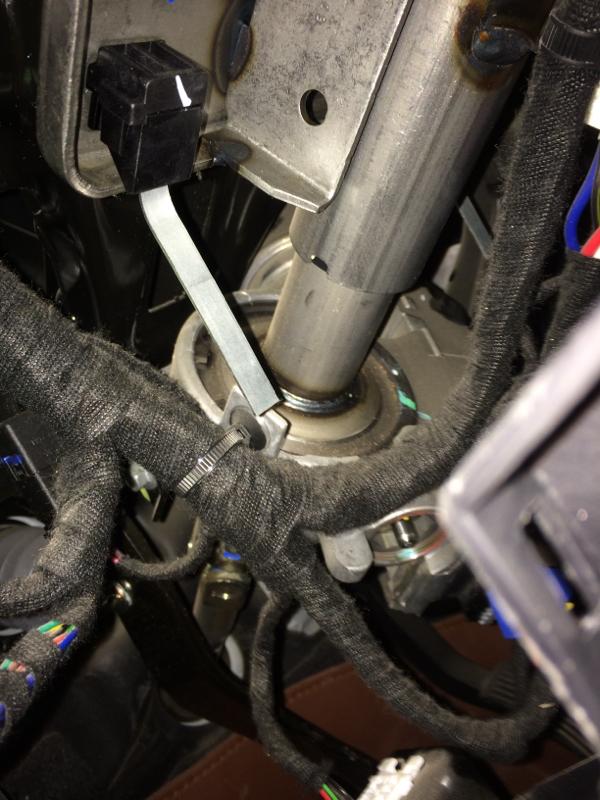 长安cx70方向盘怎么拆气囊已经拆下来了就是方向盘拿不下来