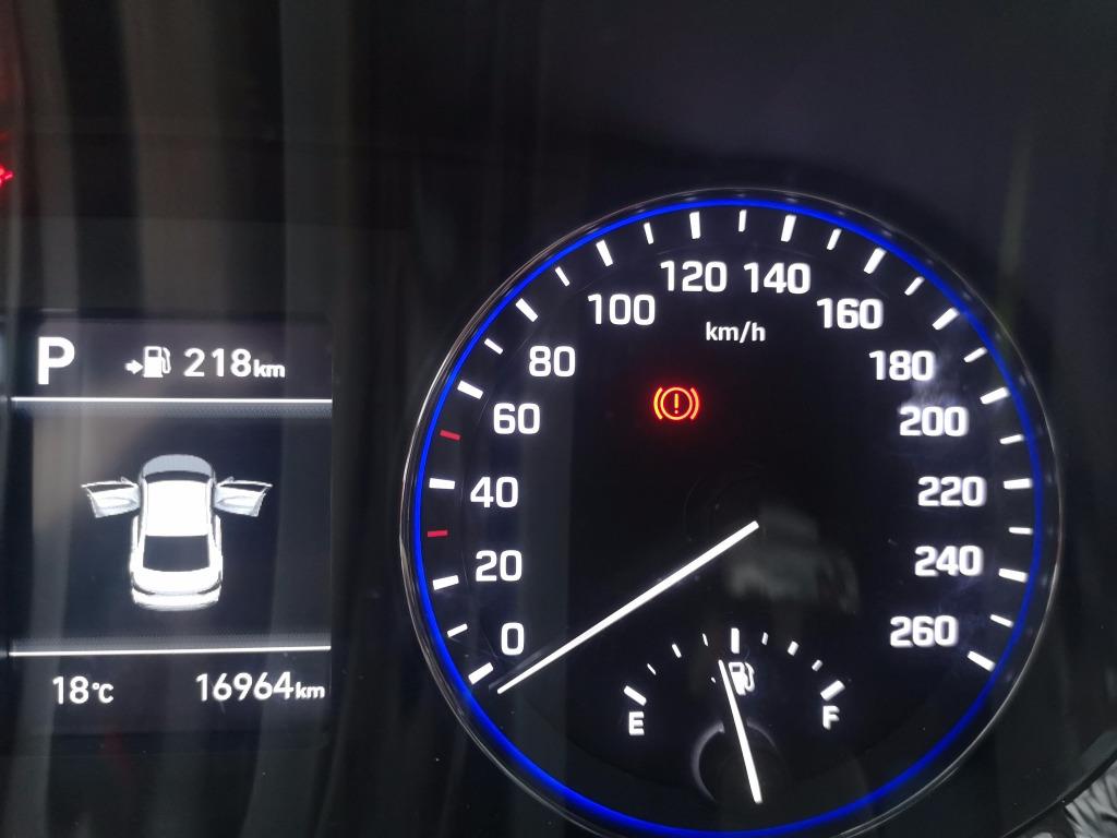 现代名图手刹灯一直亮刹车油也不少脚踩的手刹车