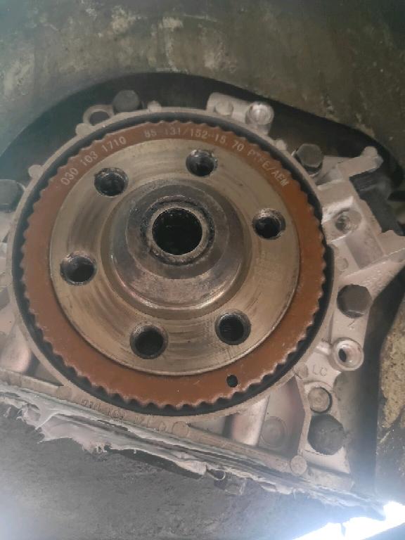 普桑更换完曲轴后油封后,踩下离合器异响.