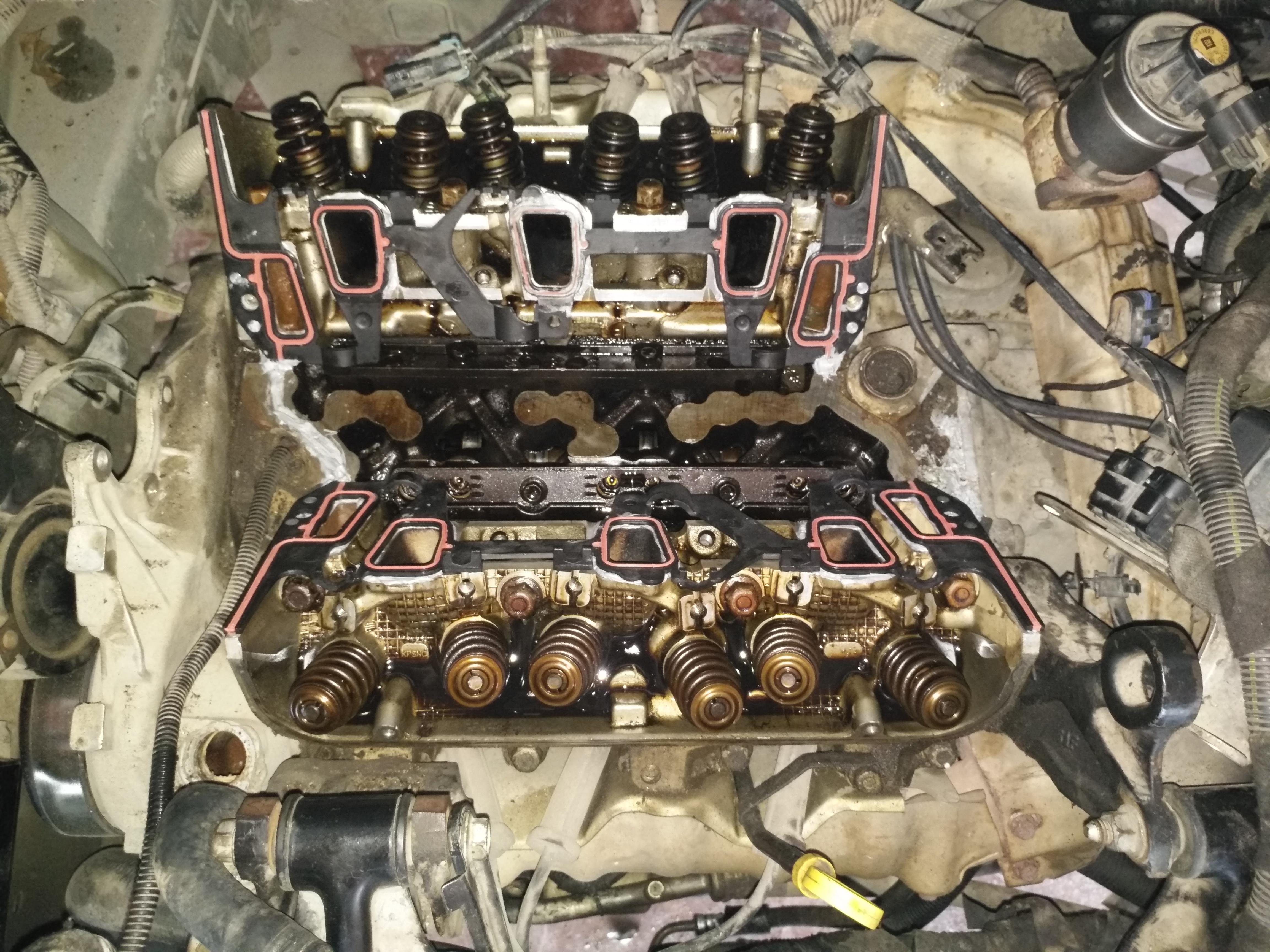 对应这进气口的就是进气门,从这个进气口这里可以看到气门的那个