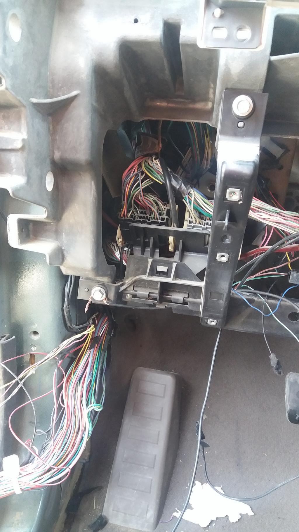 你好08款指南者内饰保险盒位置在哪儿