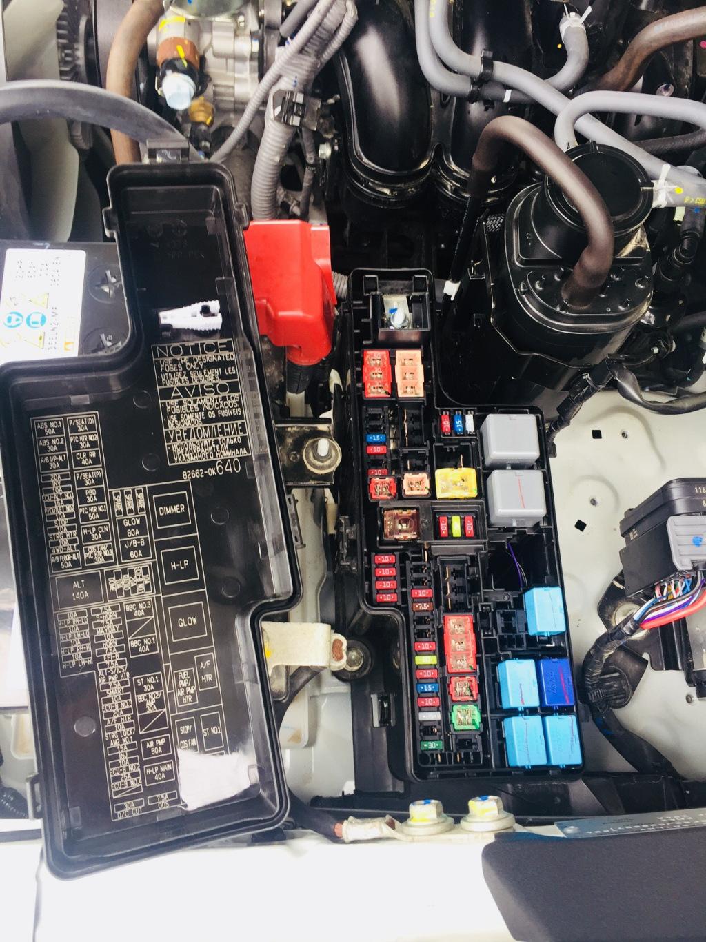 丰田穿越者油泵继电器位置在哪里