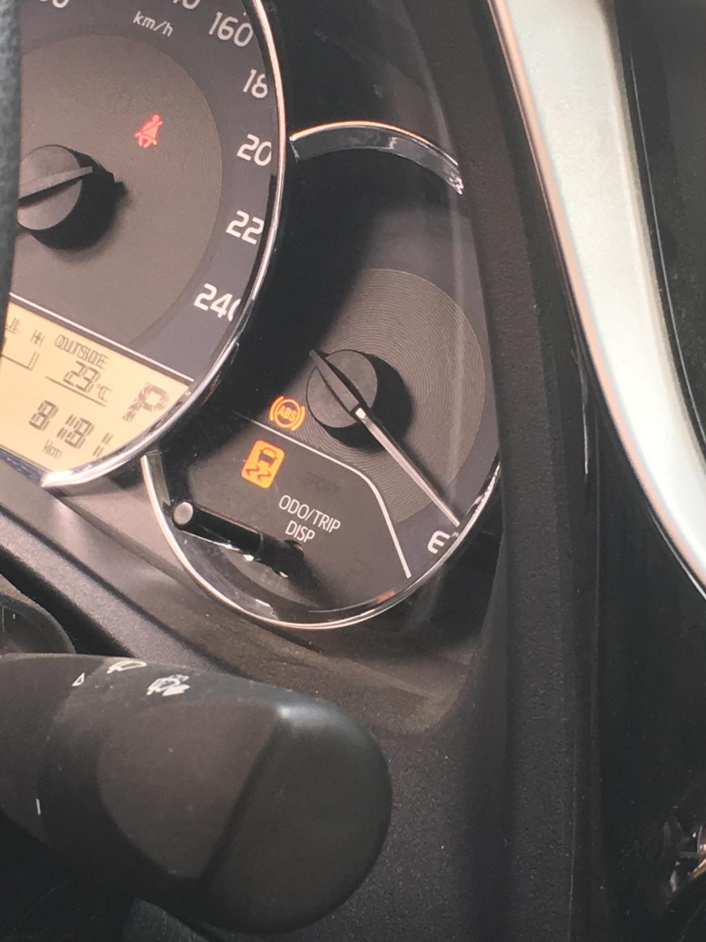 车上显示黄色易滑标志是什么意思