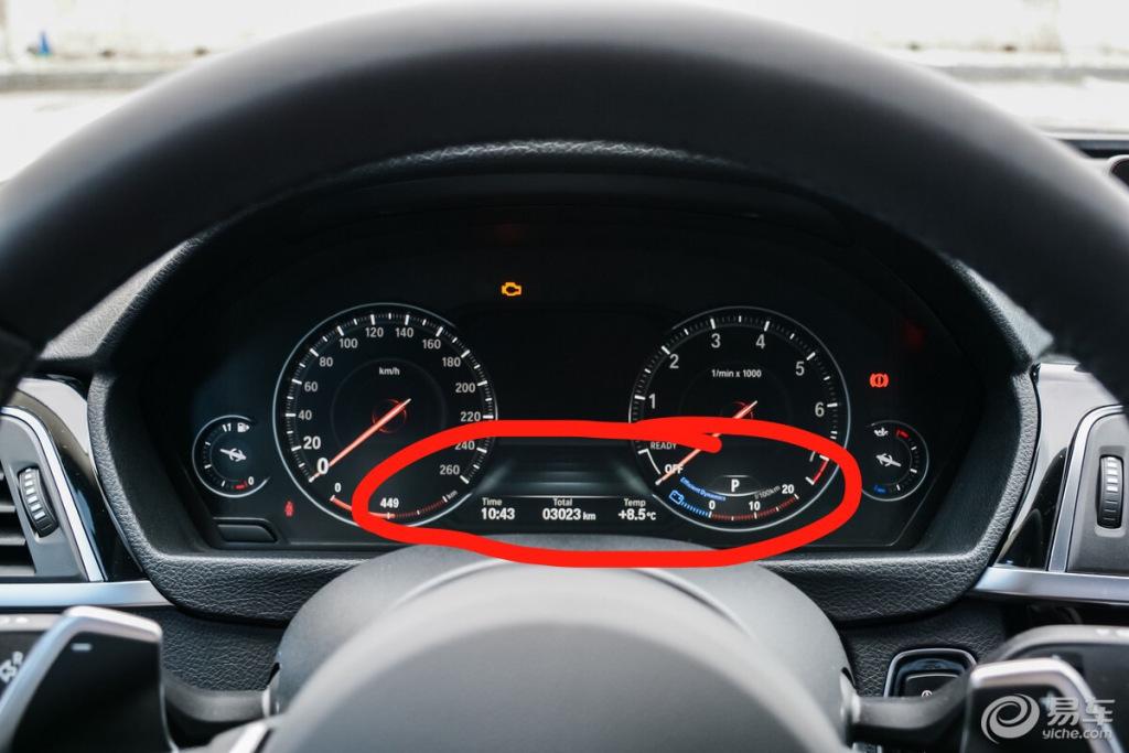 宝马三系的仪表盘中显示的油耗公里数被方向盘挡住怎么办呢