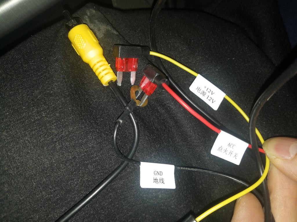 吉利博越上歌立方行车记录仪怎么接线,四根线都在那接?