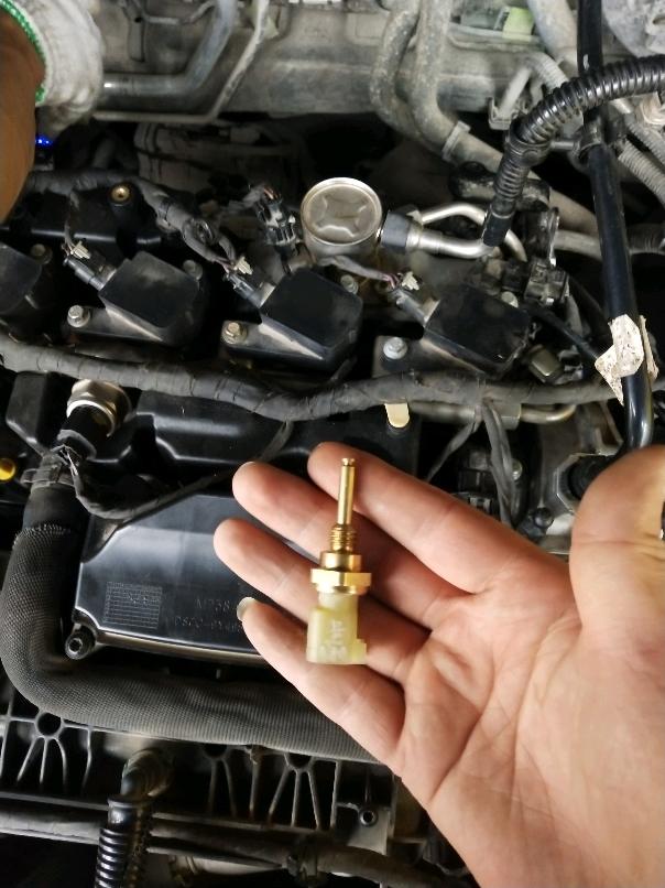 谁知道13款蒙迪欧缸盖温度传感器在哪个位置