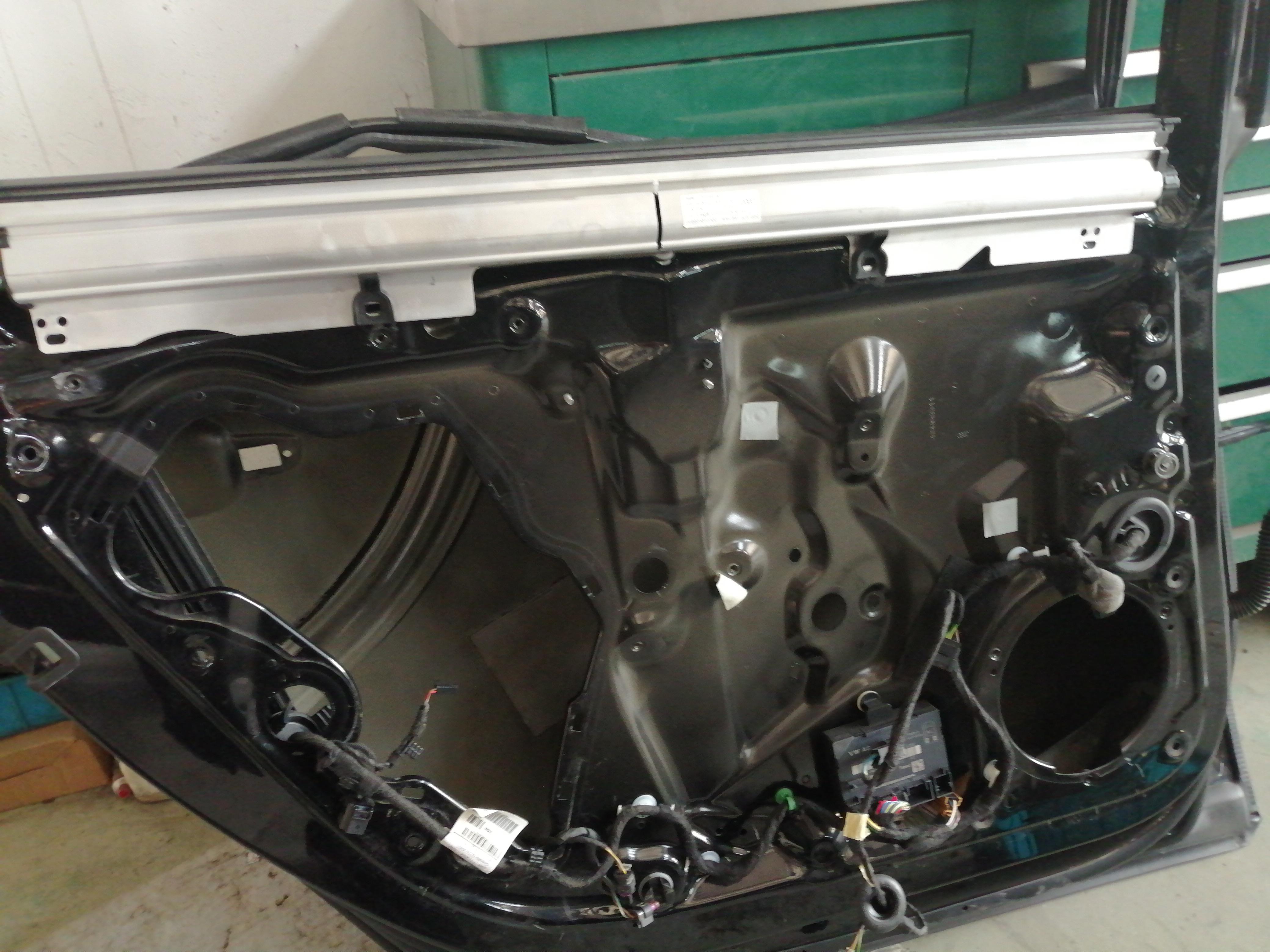 师傅这个奥迪的后门窗帘怎么换的