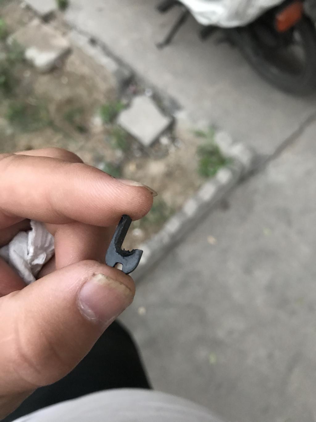 h2在主驾的地方发现一个东西有磨损塑料坏了掉下来了不知道是啥请专家