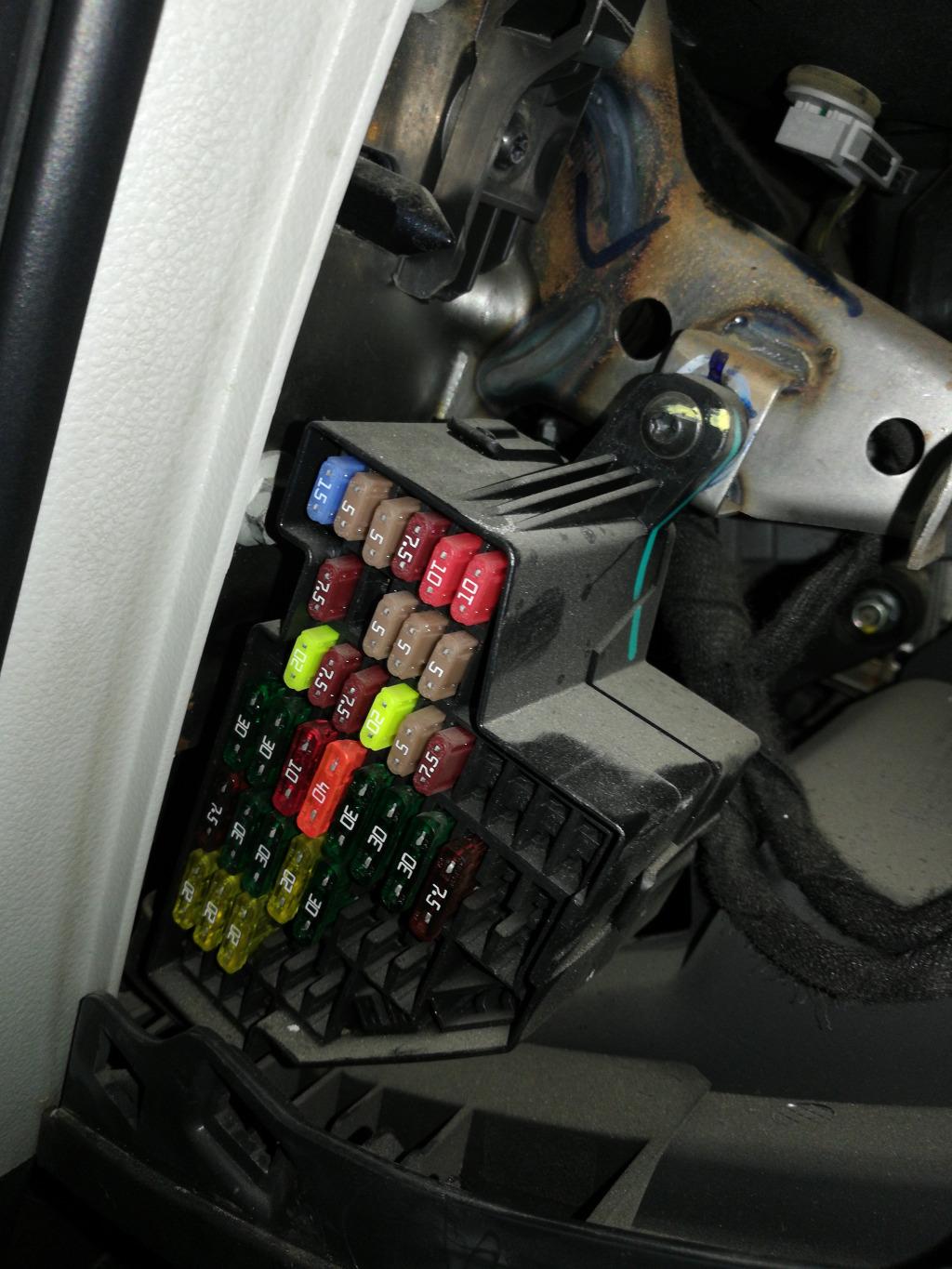 13款御尊版前倒车蜂鸣器在哪