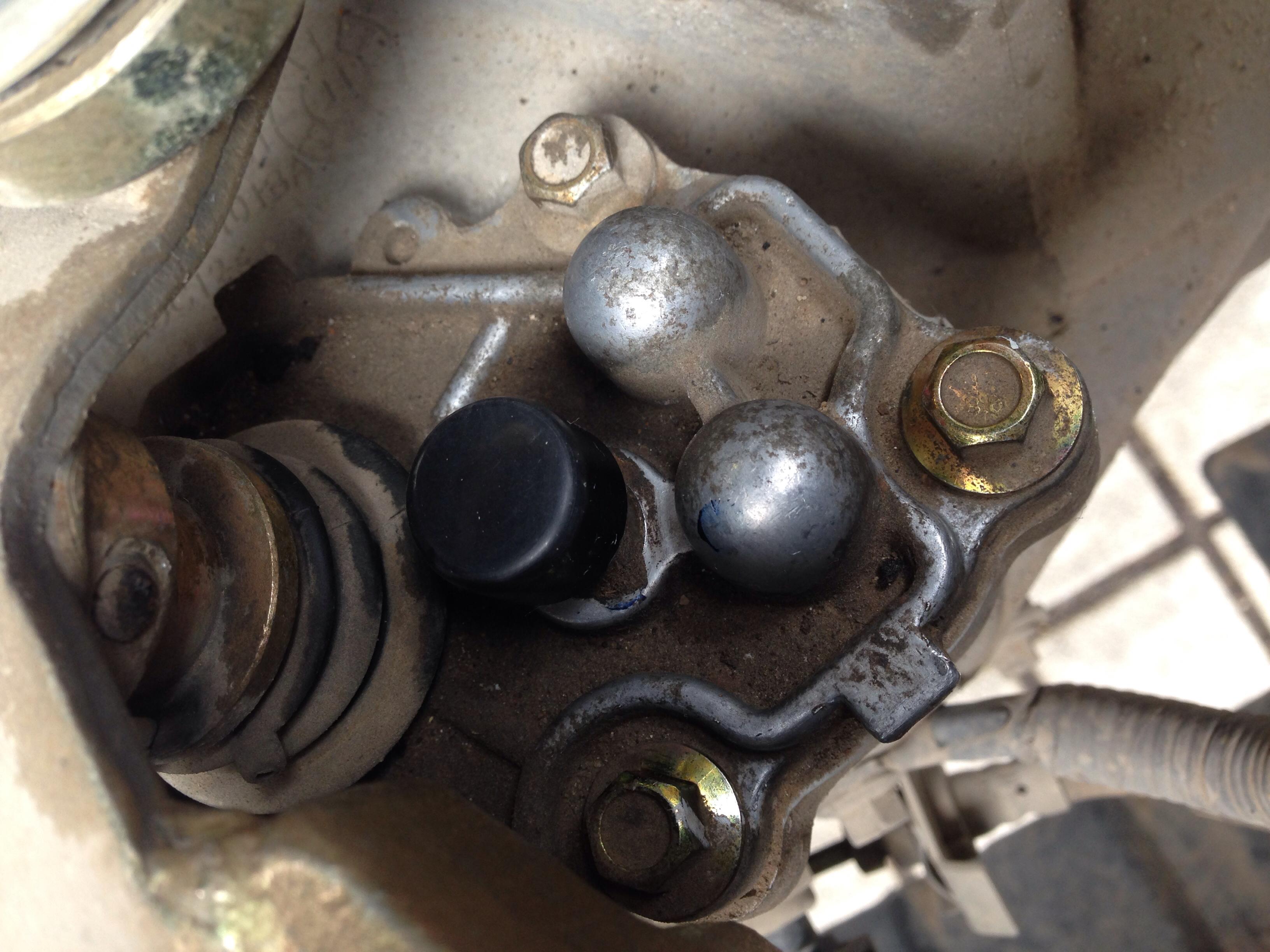 这个是变速箱的通气孔! 边上有少量油是正常的 谢谢大师