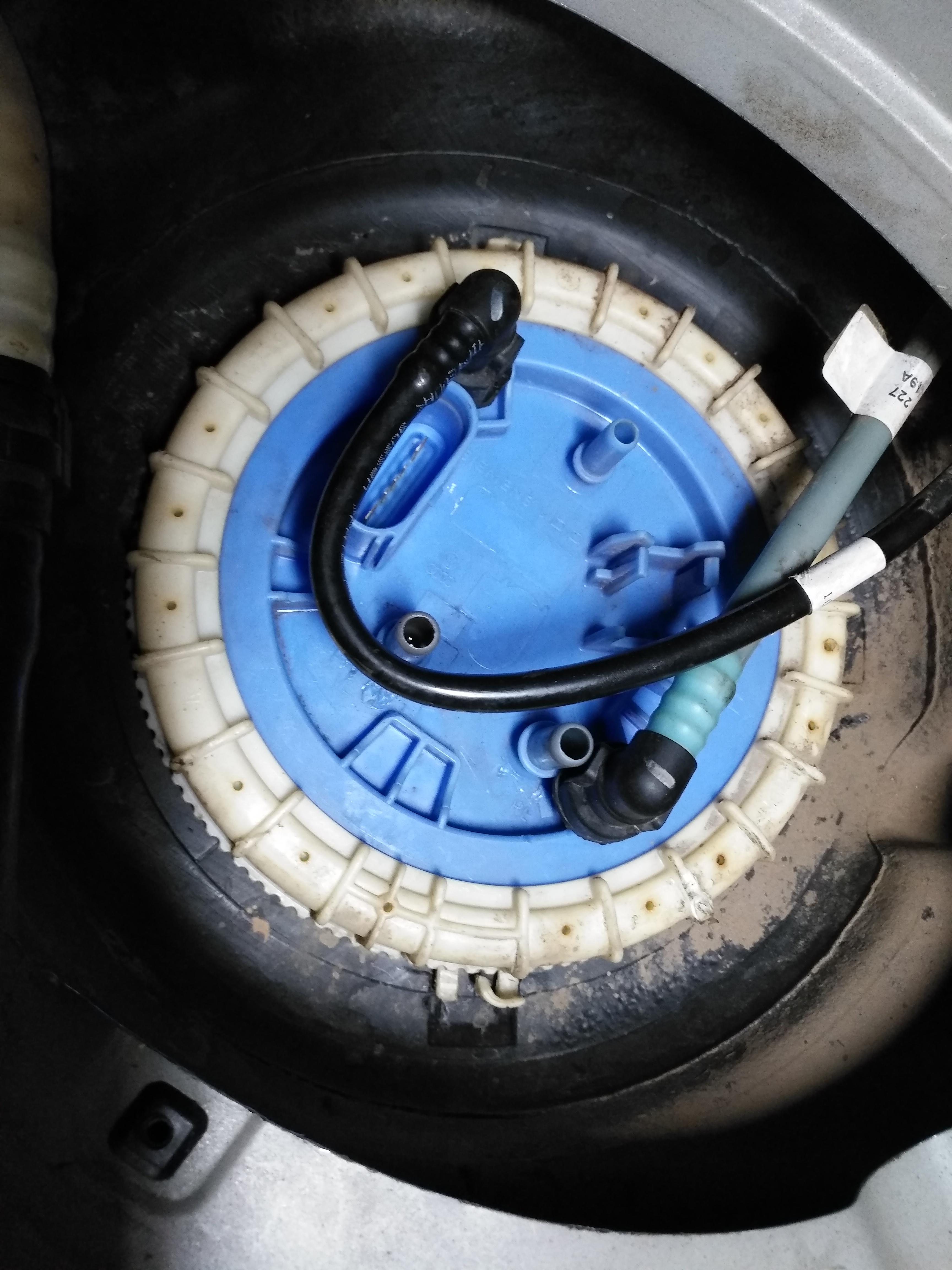 11年奥迪a6l20t的汽油泵怎么拆急