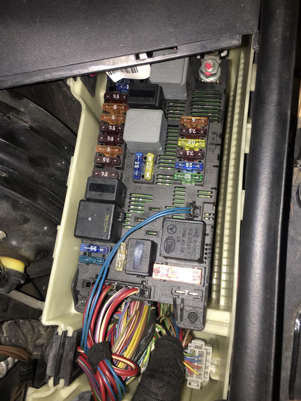 奔驰e350打气泵继电器在哪