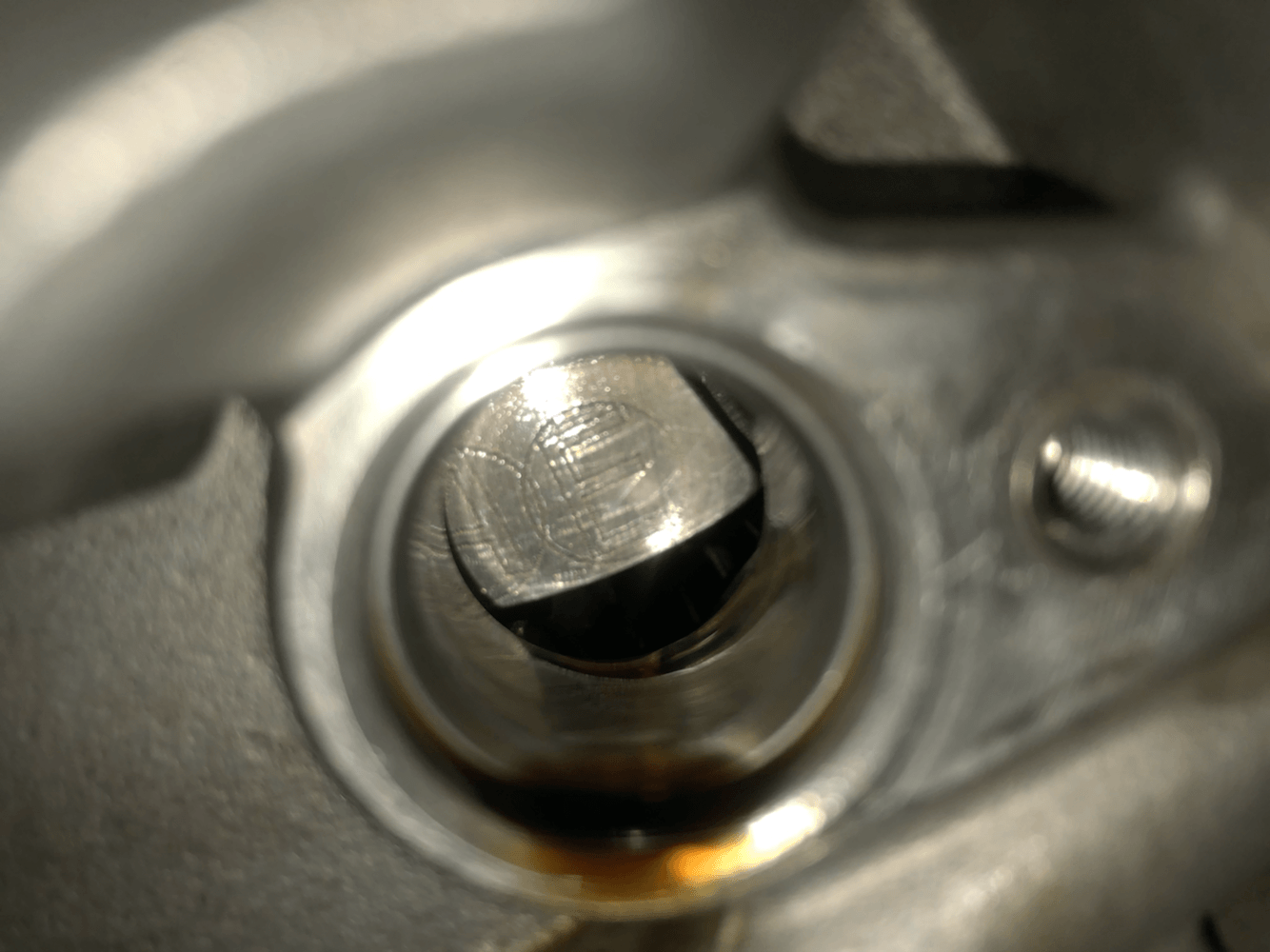 奔驰c63更换了气门顶杯一直报气缸列2排气凸轮与曲轴位置不匹配重新