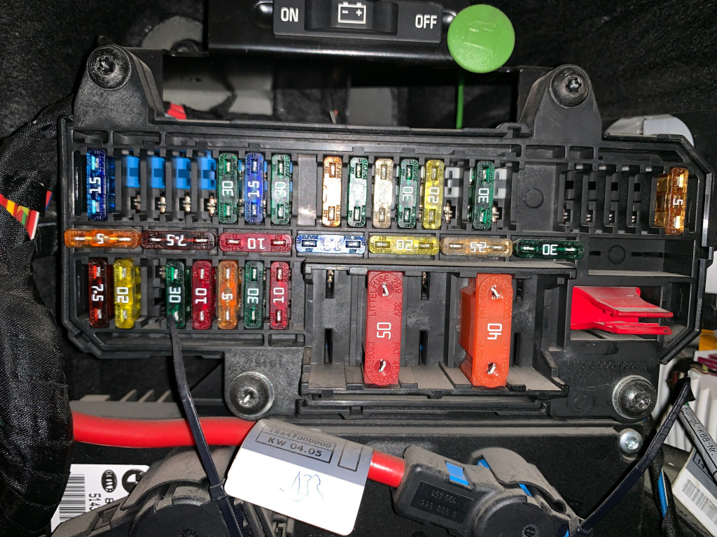 汽车大师4s技师陈立请关注公众号:汽车大师4s技师陈立42号保险丝没电