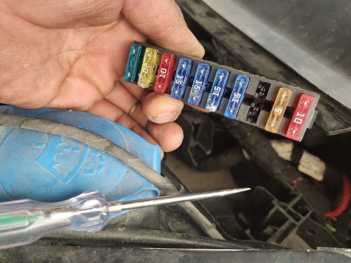 奥迪a6电瓶没电冲了一夜还是没有电然后连车搭电现在启动不了报故障吗