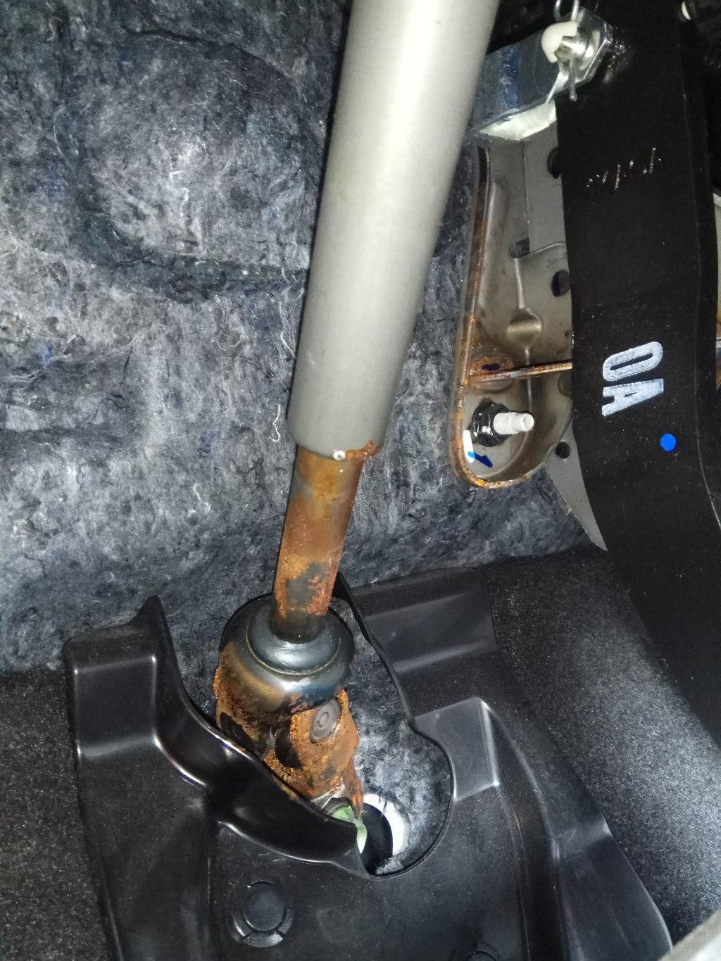 新车转向柱生锈